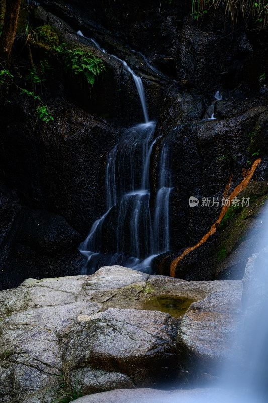 山间溪流瀑布自然景观