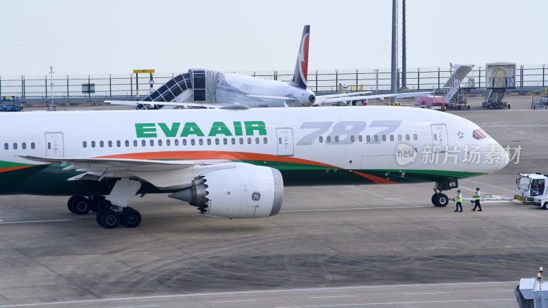 EVA AIR长荣航空飞机停靠在机场