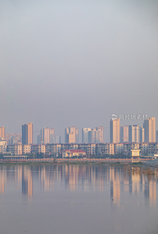 山东济宁邹城孟子湖城市建筑倒影景观