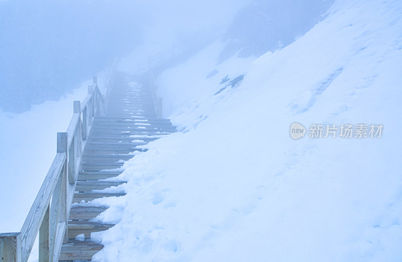 新疆天山天池旅游景区登山栈道雪景