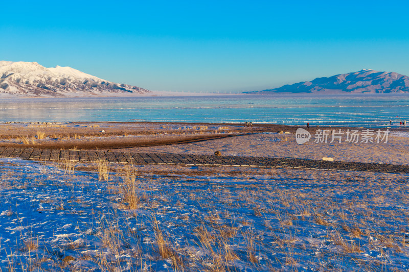 新疆冬季赛里木湖雪景雪山冰湖蓝冰日照金山