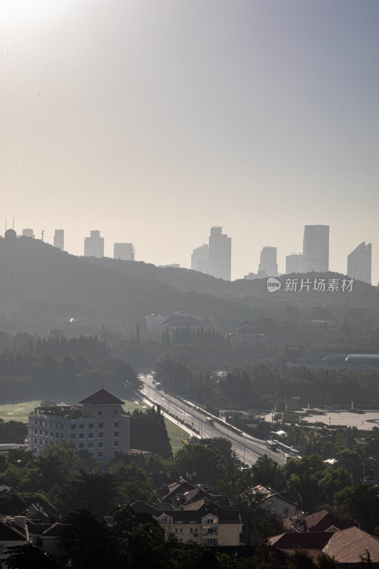 山东青岛小鱼山红瓦绿树碧海蓝天城市景观