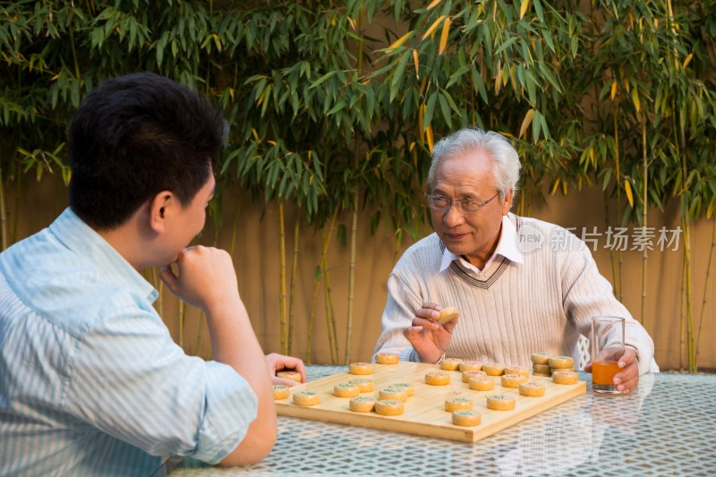 父子在院子里下棋