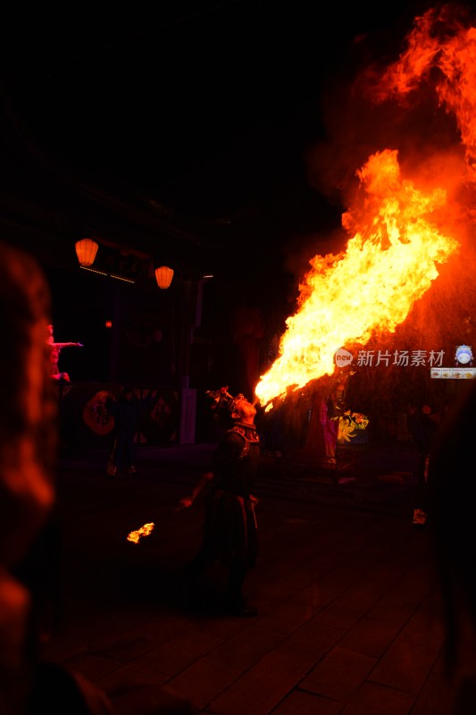 夜晚熊熊燃烧的篝火