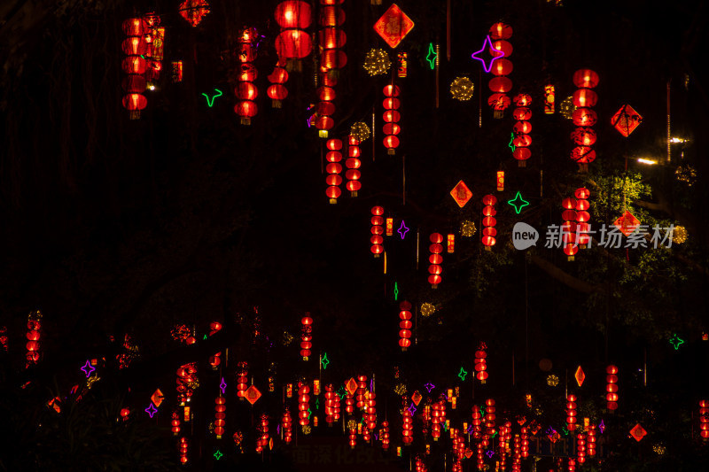 挂满红灯笼的夜景营造浓厚节日氛围