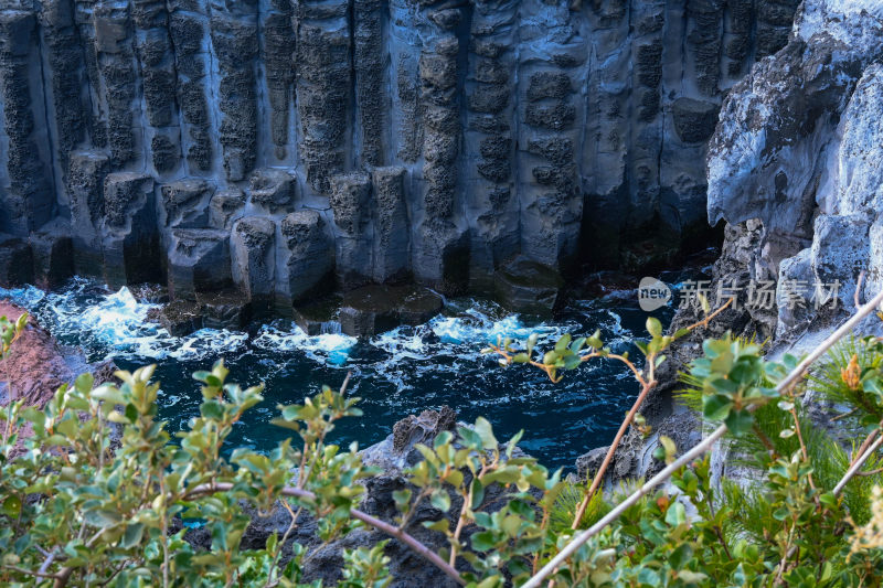 海边柱状岩石与海浪景观