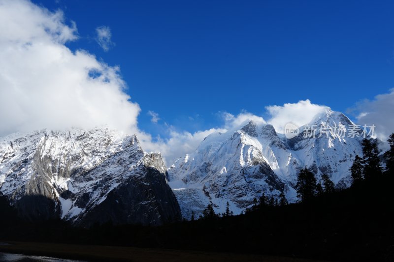 高原雪山