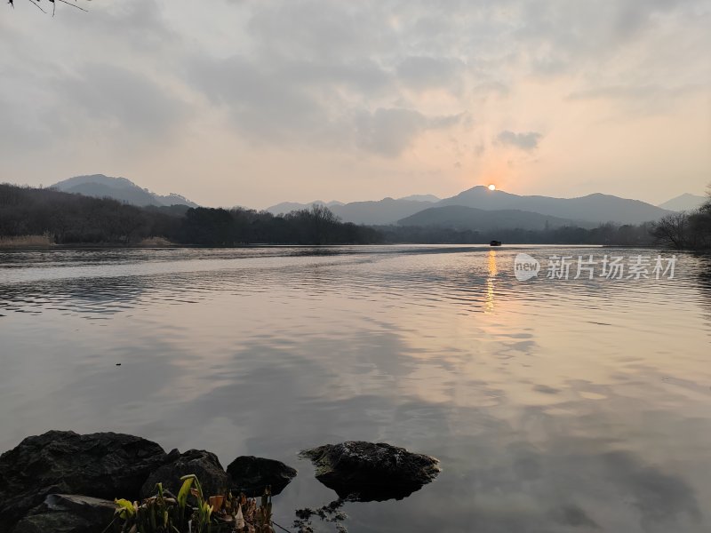 山水湖景日落时分的静谧自然景观