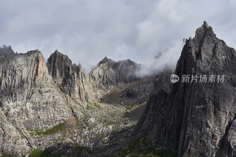 陡峭的山峰