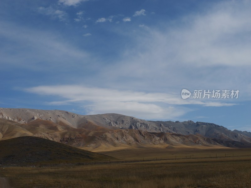 秋天的雪山草地