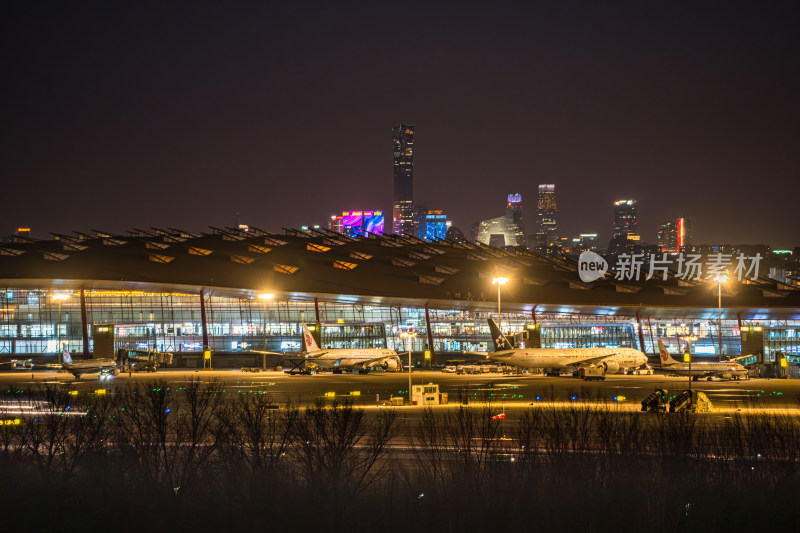 北京首都国际机场夜晚机场停机坪与城市高楼