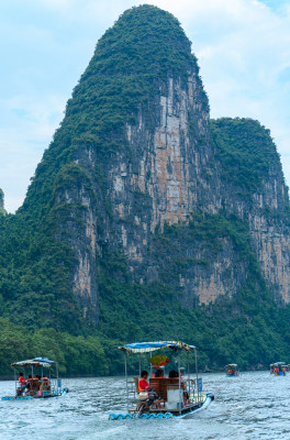 桂林杨堤漓江竹排与喀斯特山水自然风光