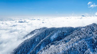 四川成都西岭雪山上空的云海群山航拍