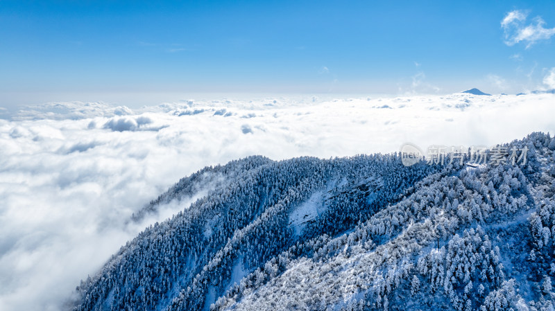 四川成都西岭雪山上空的云海群山航拍