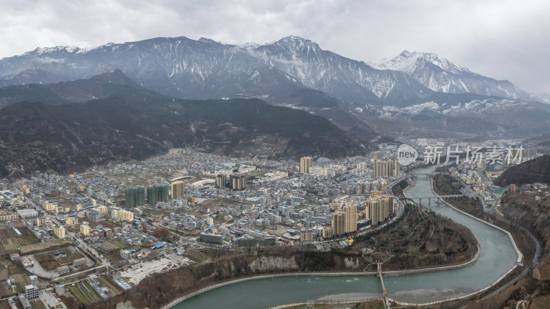 四川雅安理县雪山下的高原城市航拍