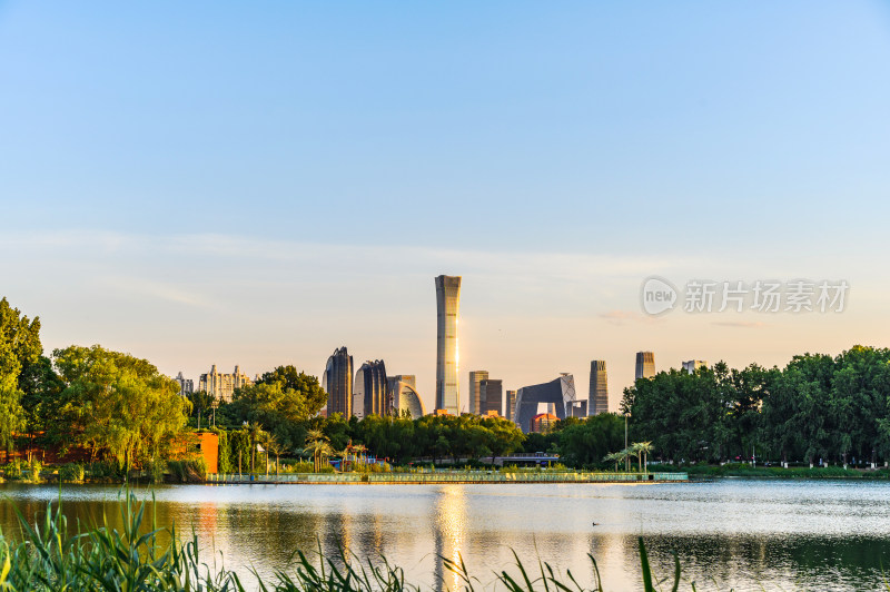 北京朝阳公园夏季傍晚夕阳湖面风光