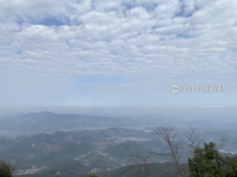 多云天气下的风力发电机组全景