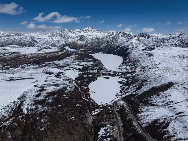 四川甘孜州姐妹湖318国道雪山航拍