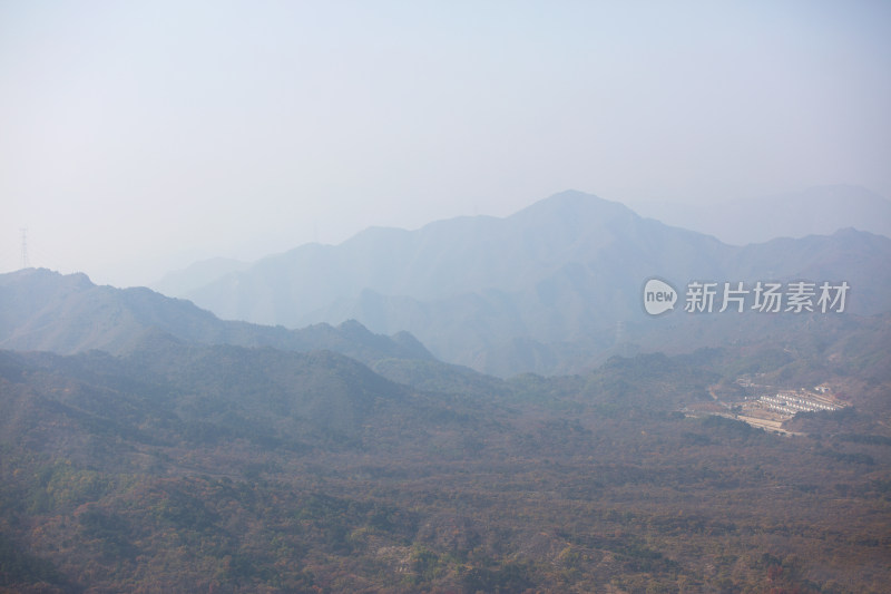 污染空气下的山区