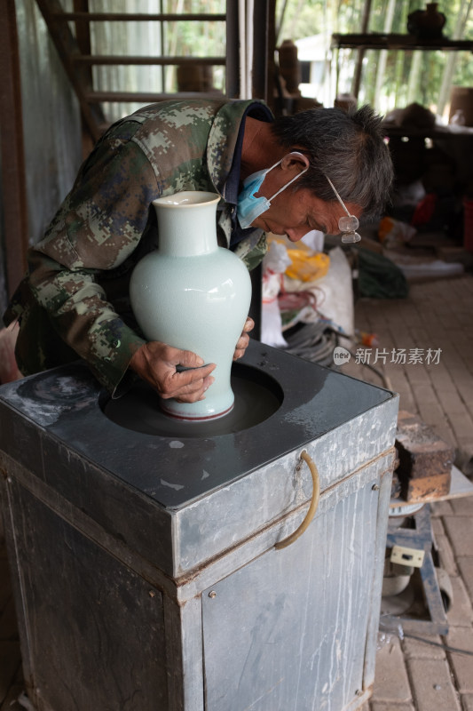 景德镇丙丁柴窑 陶瓷手工者打磨花瓶底部