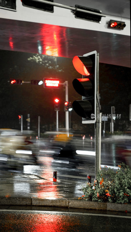 下雨天的空路灯路口