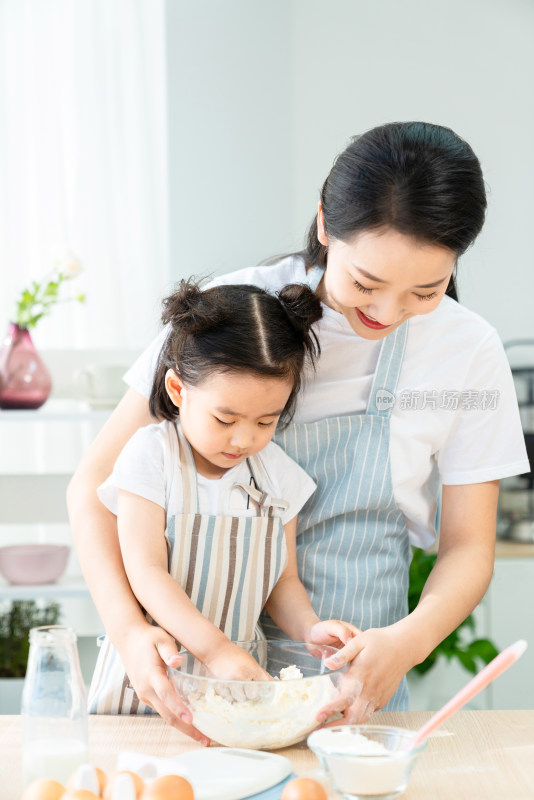 妈妈和女儿一起做烘焙