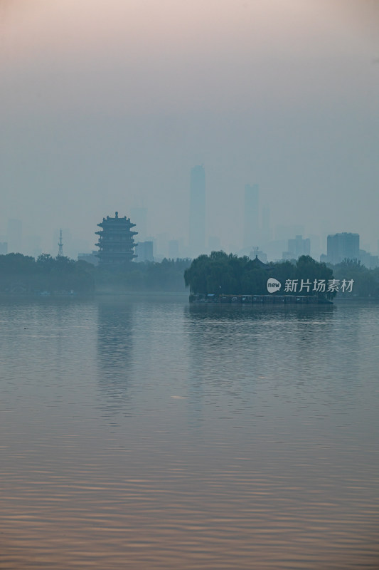 济南大明湖风景区雾色日出景点景观城市风光