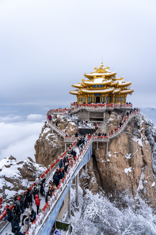 河南洛阳老君山景区金顶雪后游客