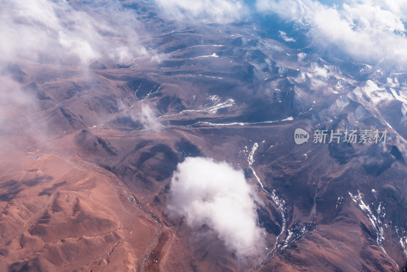 中国西藏高空飞机上航拍连绵雪山自然风光