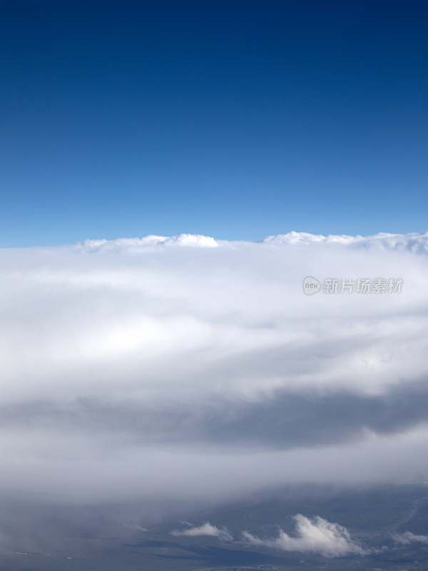 航拍视角下的蓝天白云背景图