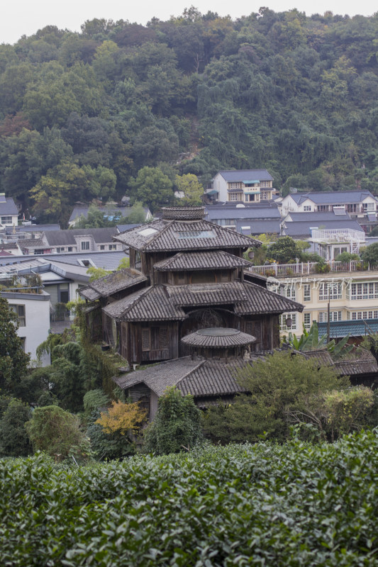 杭州满觉陇茶园小木屋，似《千与千寻》汤屋