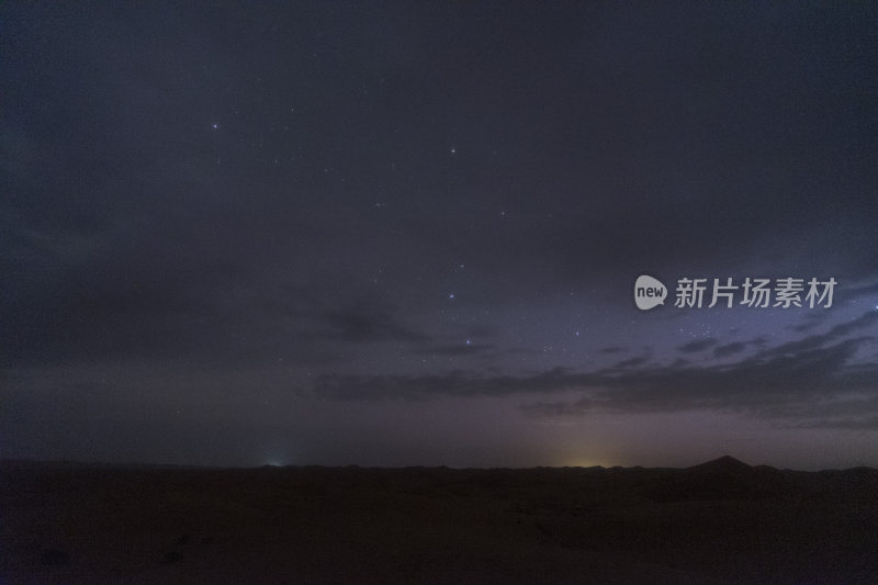 沙漠中的璀璨星空夜景