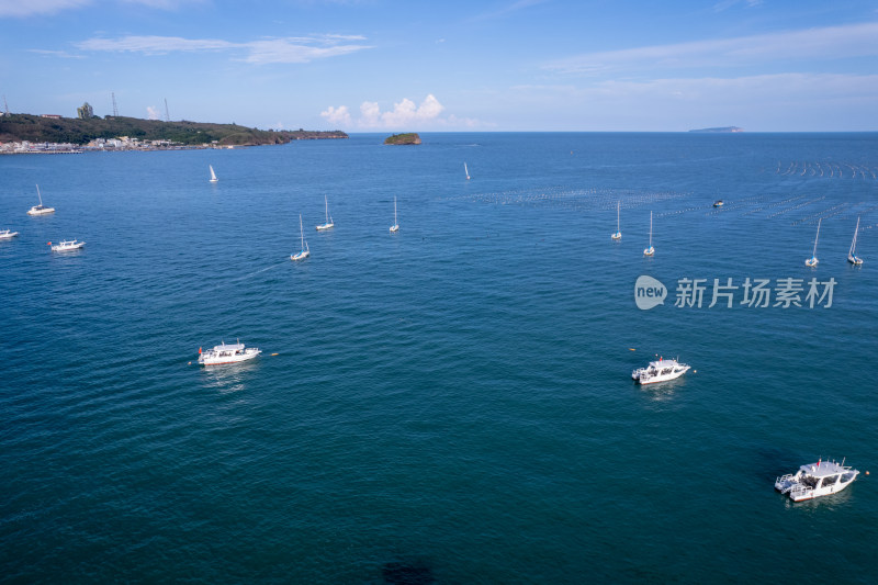 涠洲岛海面上行驶的快艇游船