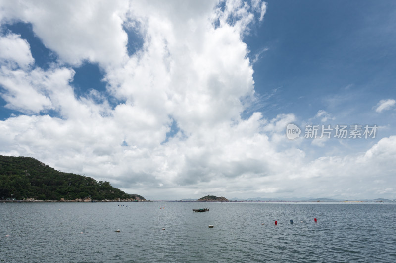 蓝天白云下的开阔水域自然风景