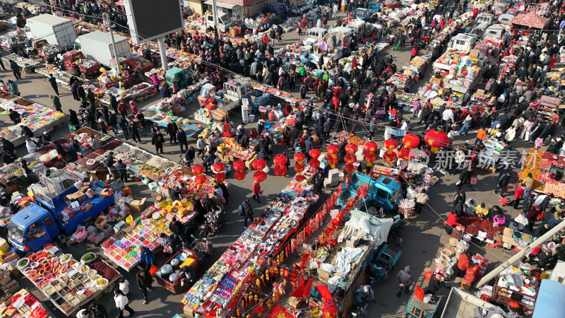 俯瞰人头攒动热闹非凡的大型集市