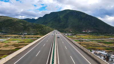 山区高架桥与公路俯瞰景象