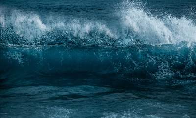 海浪波涛汹涌浪花巨浪浪潮汹涌