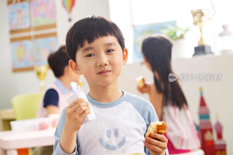 幼儿园小朋友用餐