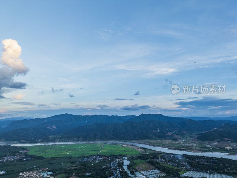 航拍夕阳余晖下的乡村田野