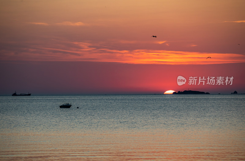 山东烟台第一海上浴场栈桥海上日出景观