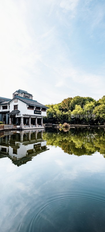 湖边中式建筑山水倒影景观