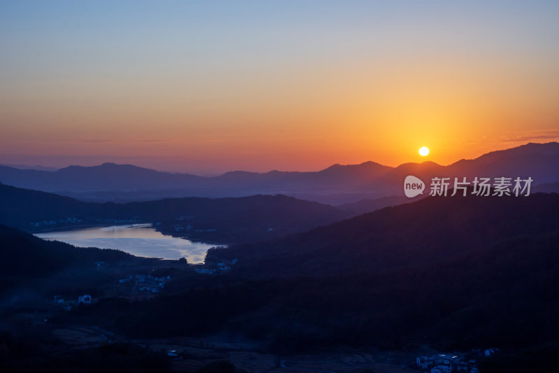 山顶日落风光