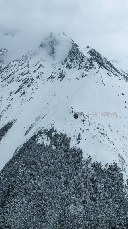 西藏林芝地区墨脱县多雄拉雪山高空航拍