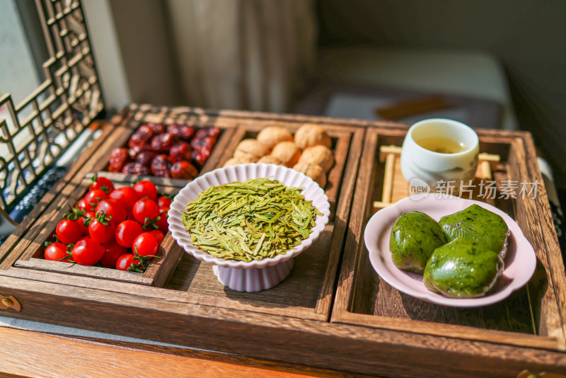 桌子上的茶,茶叶,点心与青团