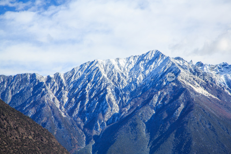 西藏林芝冬季南迦巴瓦峰蓝天白云下的雪山