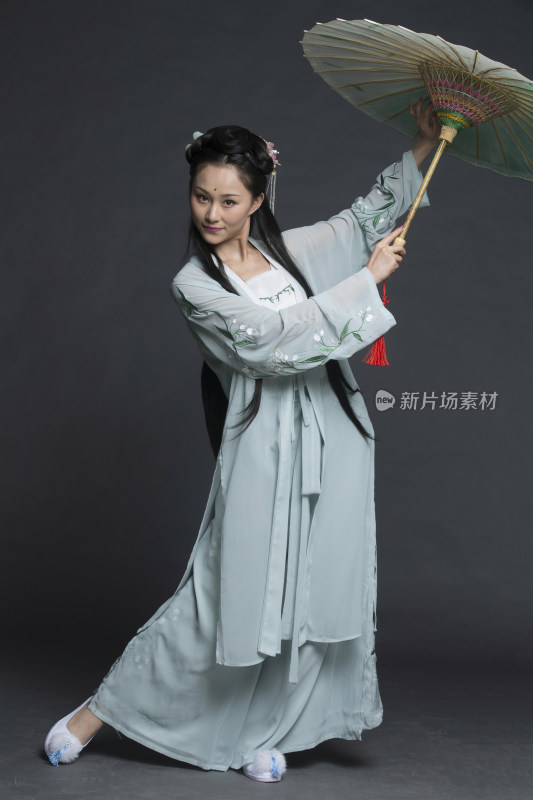 身穿古装的汉服女性人像（汉服影棚拍摄）