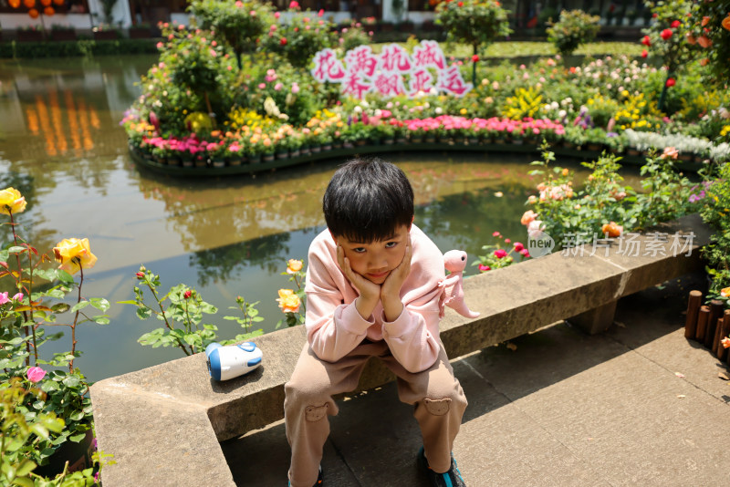 杭州西湖郭庄迎亚运月季花展的男孩