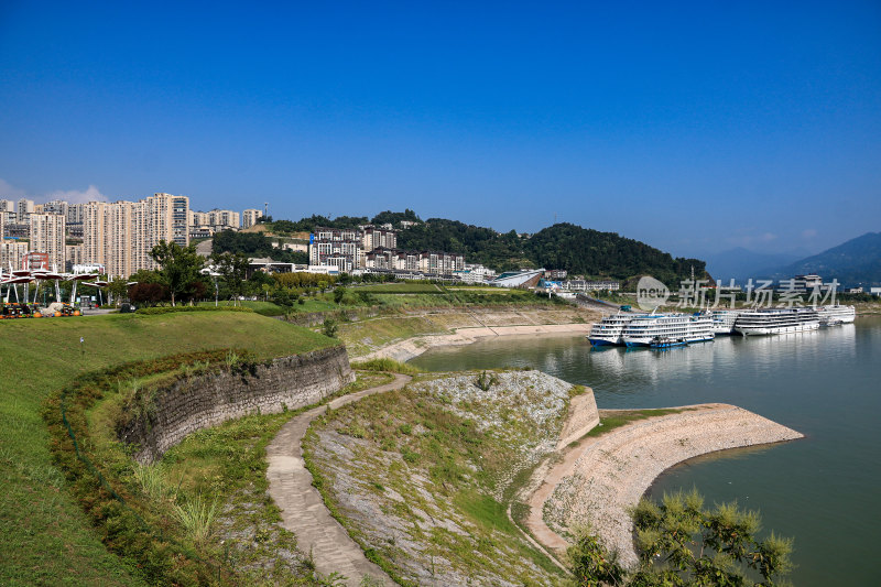 秭归港长江沿岸停靠的大型邮轮船舶