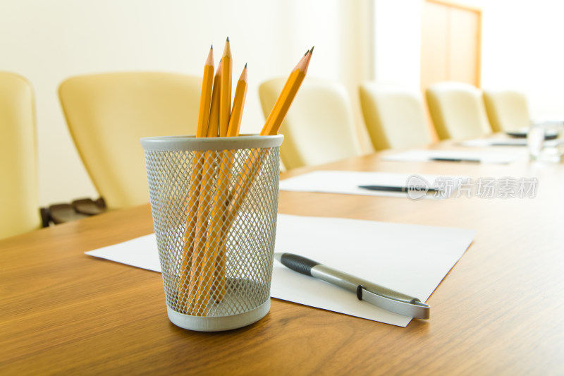 会议室桌上的铅笔笔筒