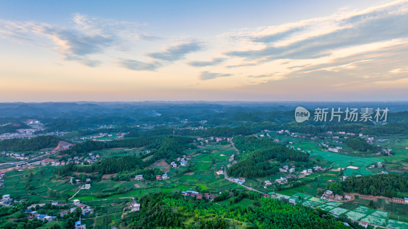 四川德阳市苍山镇丘陵地区的乡村农田